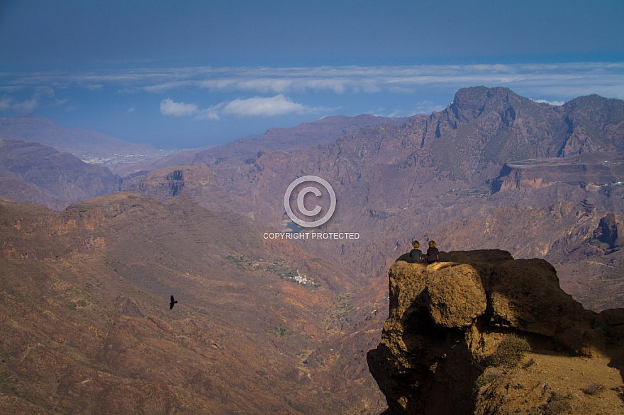 Kids enjoying the views from the Roque Nublo plateau