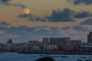 The moon over Las Palmas