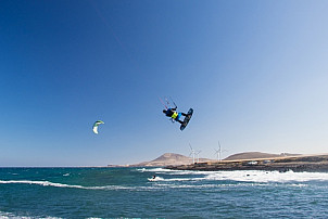 Kite surfing at Playa del Burrero