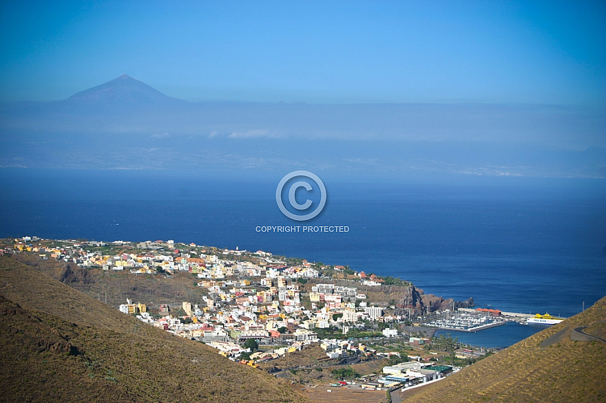 San Sebastian de La Gomera con el Teide en el fondo