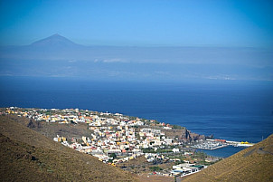San Sebastian de La Gomera con el Teide en el fondo