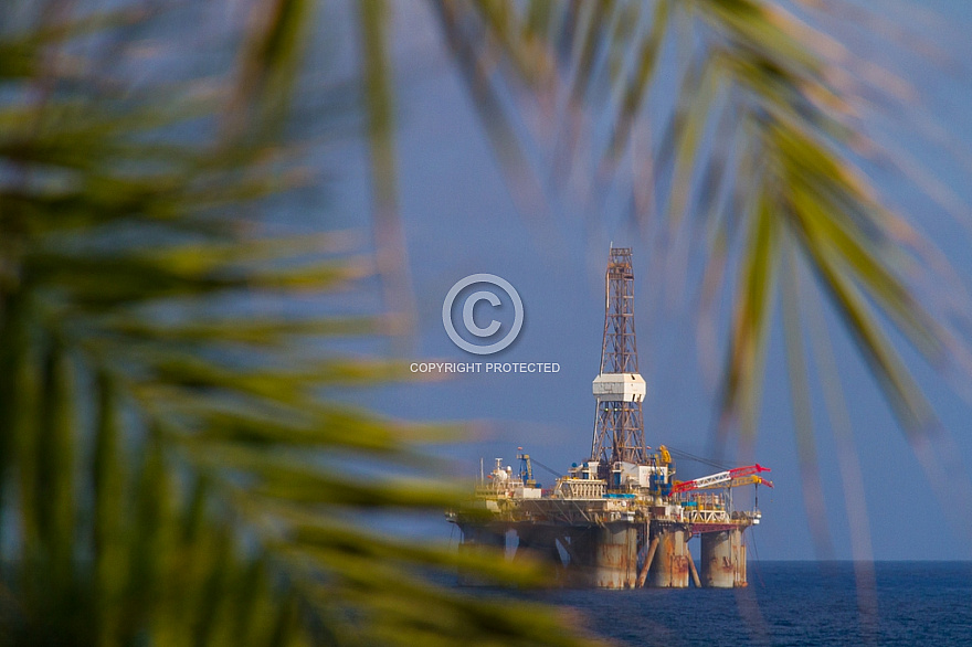 Oil platform near Puerto de la Luz
