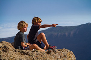 Kids enjoying the views from the Roque Nublo plateau