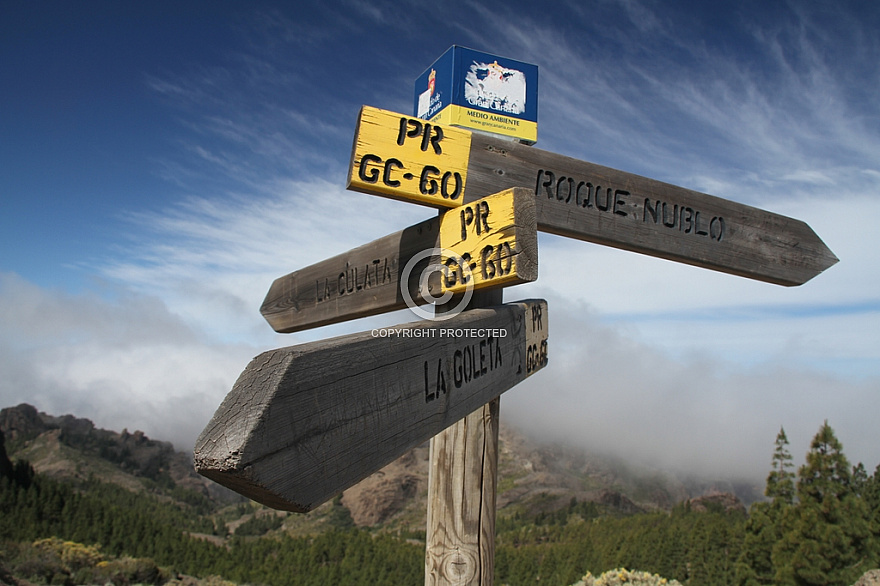 Signpost for hikers in Gran Canaria